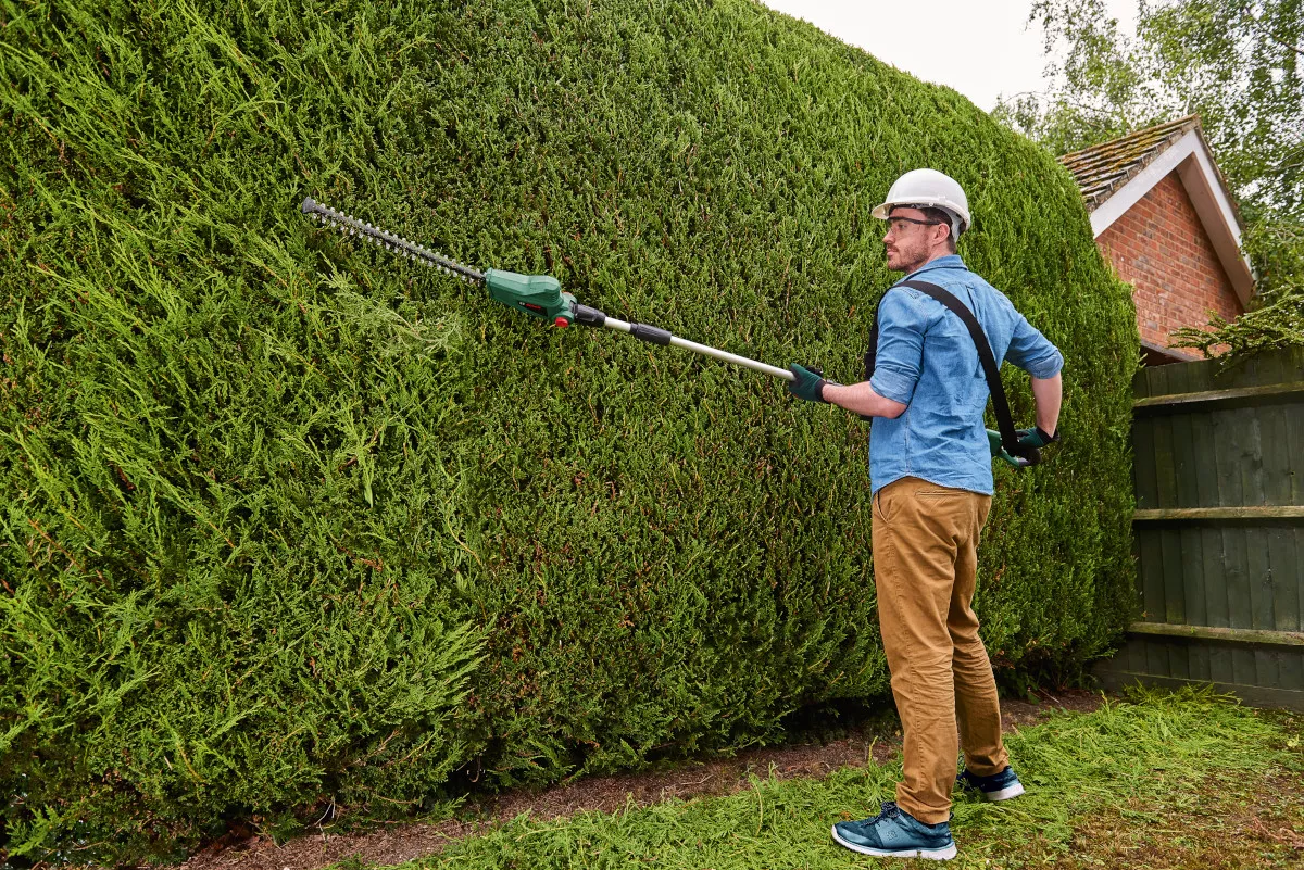 Taille-haie sans-fil UniversalHedgePole 18 manche télescopique solo